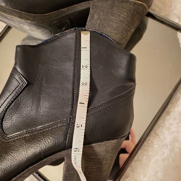 K9 rocketing, size 9 & 1/2 black in color vegan faux leather ,cloth inside,comfy - Picture 7 of 8